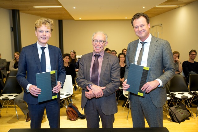 v.l.n.r.: Willem Wiegersma en Frans van den Broek d’Obrenan van de Raad van Bestuur Sophia Revalidatie, en Leonard Geluk, College van Bestuur De Haagse Hogeschool, na de ondertekening van de overeenkomst.